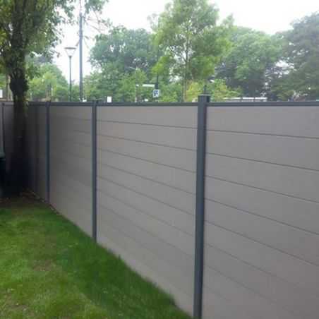 Clôture bois composite gris clair finition lisse aluminium Clôture bois composite gris clair finition lisse aluminium