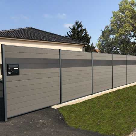 Clôture bois composite en mix couleur gris clair majoritaire Clôture bois composite en mix couleur gris clair majoritaire