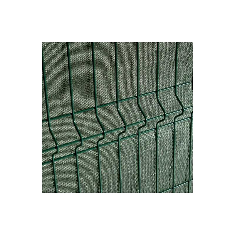 Zoom brise-vue rouleau PVC vert sur clôture rigide