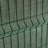 Zoom brise-vue rouleau PVC vert sur clôture rigide