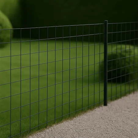 rouleau de grillage gris avec poteau